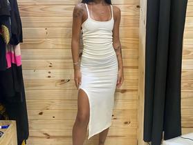Vestido Longo Feminino Na Cor Branca Aberto Na Lateral Esquerda Com bojo TAM P Vestido Longo Feminino Na Cor Branca Aberto Na Lateral Esquerda Com bojo TAM P