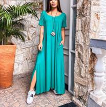 Vestido longo gola canoa e fenda lateral