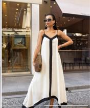 Vestido longo na cor branco com detalhe preto tm M