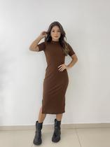 Vestido Manga Curta Toda Casual Midi Malha Canelado Cobre com Fenda Lateral Vestido Manga Curta Toda Casual Midi Malha Canelado Cobre com Fenda Lateral