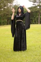 Vestido medieval bruxa classica com capuz e mangas rendadas hallowen super luxo