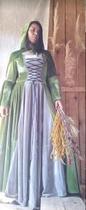 Vestido medieval verde com bege veludo luxo
