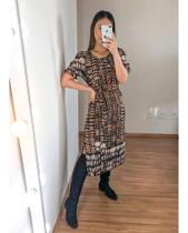 vestido midi estampado com abertura nas laterais