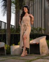 Vestido Midi Paola em Linho com Viscose, Alça Larga, Fenda Frontal e Detalhe de Entremeio em Guipir - Monami - Verde / Bege Claro