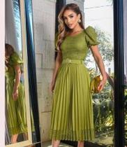 Vestido Midi Plisado Verde Oliva, Manga Princesa, Cinto - Festa e Casamento Vestido Midi Plisado Verde Oliva, Manga Princesa, Cinto - Festa e Casamento