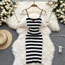 Vestido Mini Bodycon Sexy Feminino Com Listras Bordadas E Alças Finas Em Tricô Vestido Mini Bodycon Sexy Feminino Com Listras Bordadas E Alças Finas Em Tricô