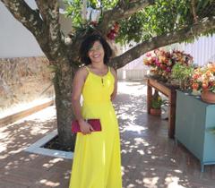 Vestido para festa amarelo, longo, fechado.