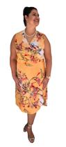 Vestido plus size, disponível no tamanho GG, em viscose com estampa em tons de amarelo