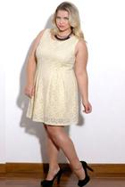 Vestido Plus Size Renda Floral Nude Evasê Decote Redondo Tam 48 Vestido Plus Size Renda Floral Nude Evasê Decote Redondo Tam 48