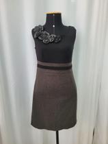 Vestido preto com decoração de flores