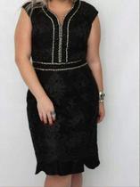 Vestido preto plus size com pedras sem manga