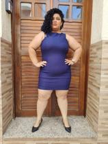 Vestido tubinho na cor roxa.