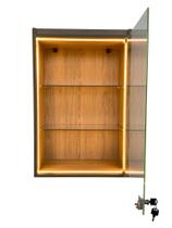 Vitrine Suspensa Amadeirada Fita LED Porta Vidro Tabacaria Vitrine Suspensa Amadeirada Fita LED Porta Vidro Tabacaria