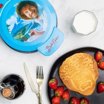 Wafflera Uncanny Brands con el rostro icónico de Bob Ross