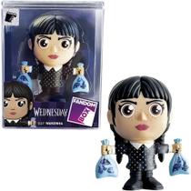 Wandinha Boneco Coleção Fandom Box 037 Miniatura 12cm Colecionável Expositor Em Acrílico - Líder Brinquedos