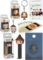 Wielder Magoando Harry Potter Figura Pocket Pop! Hanger Keychain Empacotado com Hermione + Dumbledore + Ron Weasley Pez Hat + Crest Hogwarts Pin + Jogando Cartas Deck 5 Itens - Funko