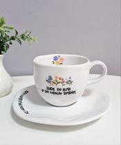 Xícara com pires em porcelana Xícara com pires em porcelana