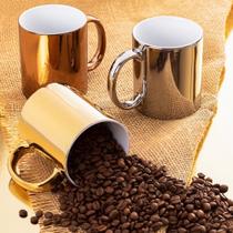 Xícara de café dourada espelhada