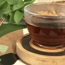 Xícara de chá 190ml com pires de madeira redondo e detalhe em aço natural