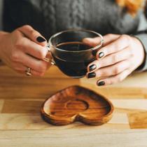 Xícara de chá 190ml com pires em madeira em formato de coração
