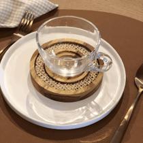 Xícara de chá 190ml com pires redondo em madeira e detalhe em sisal