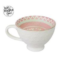 Xicara de porcelana branca e rosa decorada