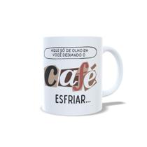 Xícara Porcelana Personalizada - "AQUI SÓ DE OLHO EM VOCÊ DEIXANDO O CAFÉ ESFRIAR"