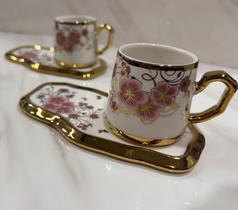 Xícara porcelana rosa com detalhes dourado