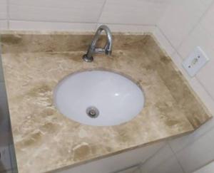Lavatório com cuba de louça
