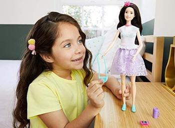 Imagem de Barbie Princess Adventure Renee Doll (Morena de 12 polegadas) em Moda e Acessórios, com Smart Phone, Bolsa, Caneca de Viagem e Tiara, Presente para Crianças de 3 a 7 Anos, Multi (GML71)