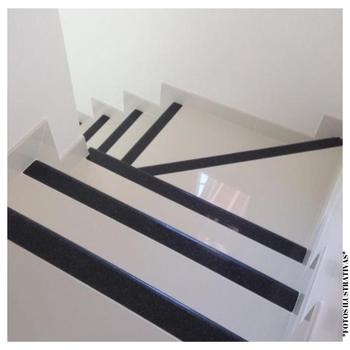 Imagem de Fita Adesiva Antiderrapante 5 metros Preta Escadas E Pisos