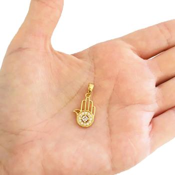 Imagem de Pingente Medalha  Dourada Feminino Hamsã Mão de Fatíma Cravejado Zircônias Banhado a Ouro 18k