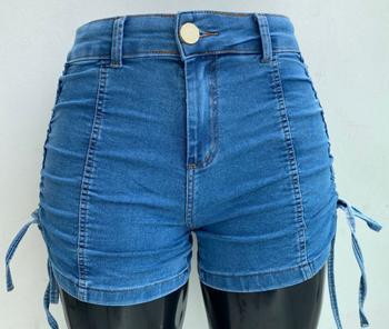 Imagem de Short feminino jeans com Lycra e amarração do lado