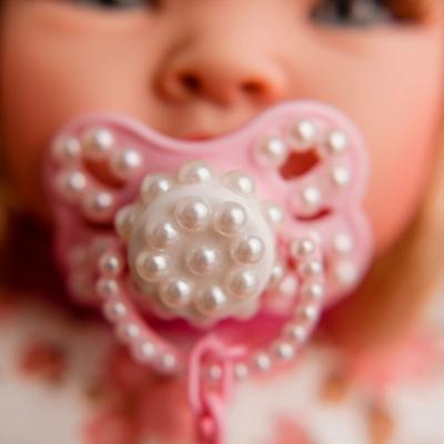 Boneca Bebê Reborn Realista com Chupeta Magnética que gruda-Fala Frases de  carinho-com Cílios Chupeta de íma e Brincos-A MAIS BARATA