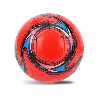 Bola com um smartphone no jogo online 1 do campo de futebol