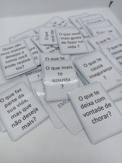 Caus - Caus é um jogo de cartas de perguntas e respostas