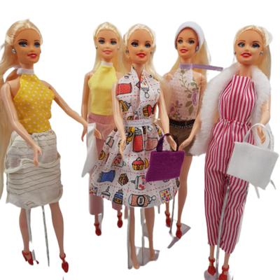 Kit 10 Looks, Roupinhas Sortidas Para Barbie - Rose Roupas De Bonecas -  Roupa de Boneca - Magazine Luiza