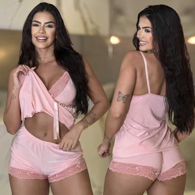 Tukli mushuklar bilan tombul qizlar