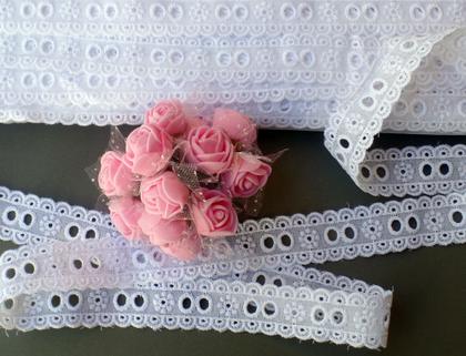 Imagem de 1 pc bordado ingles branco e 1 passafita branco 1 bordado branco