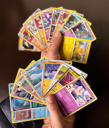 Imagem de 100 Cartas Pokémon Originais Com 10 Brilhante Foil Copag TCG Sem Cards Repetidas Colecionáveis