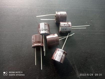 Imagem de 10x Capacitor Eletrolítico 2200uf/6,3v 105º 15x15mm