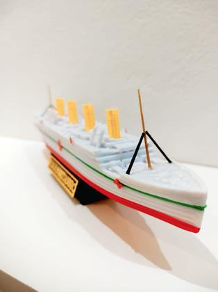 Imagem de 2 navios - titanic 27 cm e britannic 27 cm flutua e afunda com suportes e iceberg