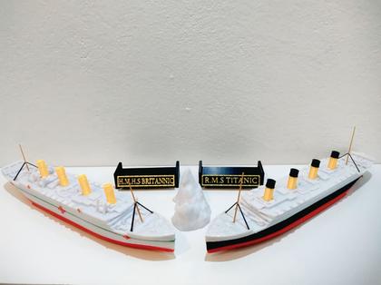 Imagem de 2 navios - titanic 27 cm e britannic 27 cm flutua e afunda com suportes e iceberg
