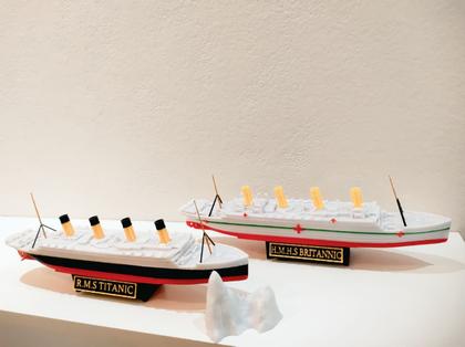Imagem de 2 navios - titanic 27 cm e britannic 27 cm flutua e afunda com suportes e iceberg