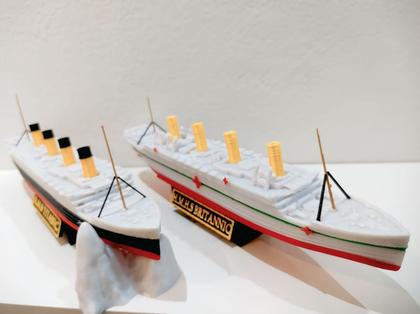 Imagem de 2 navios - titanic 27 cm e britannic 27 cm flutua e afunda com suportes e iceberg