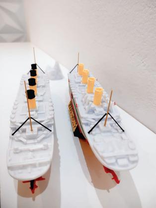 Imagem de 2 navios - titanic 27 cm e britannic 27 cm flutua e afunda com suportes e iceberg