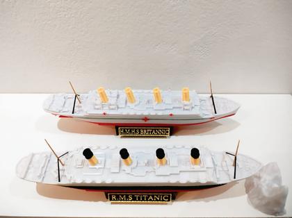 Imagem de 2 navios - titanic 27 cm e britannic 27 cm flutua e afunda com suportes e iceberg