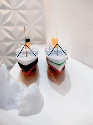 Imagem de 2 navios - titanic 27 cm e britannic 27 cm flutua e afunda com suportes e iceberg