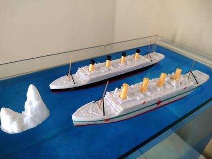 Imagem de 2 navios - titanic 27 cm e britannic 27 cm flutua e afunda com suportes e iceberg