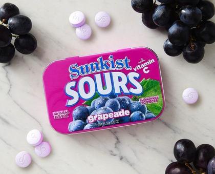 Imagem de 2 PASTILHAS Bala Sunkist Sours Grapeade Sabor Uva Lata 50g
